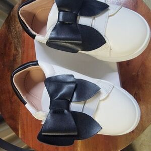 Elegant White and Black Dress Shoes with Modern Design